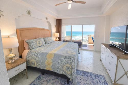 a bedroom with a bed with a view of the ocean at Updated Beachfront Condo on Sandy Beach, Las Palmas Resort, 24hrs Security, Free Parking, Free Wi-Fi in Puerto Peñasco