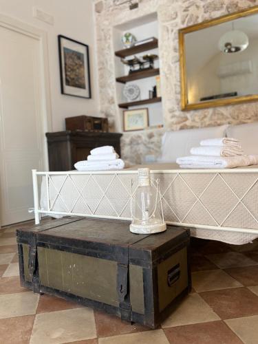 a room with a table with towels and a mirror at La Suite di Alizeh in Ostuni