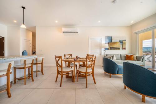 a kitchen and dining room with a table and chairs at Luxury Marina Suite 2BR in Playa Flamingo
