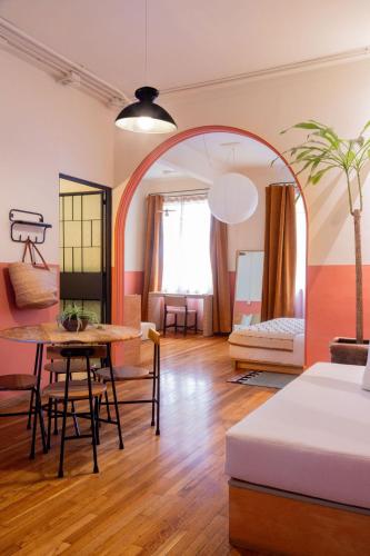 a living room with a table and a mirror at Hotel San Fernando in Mexico City