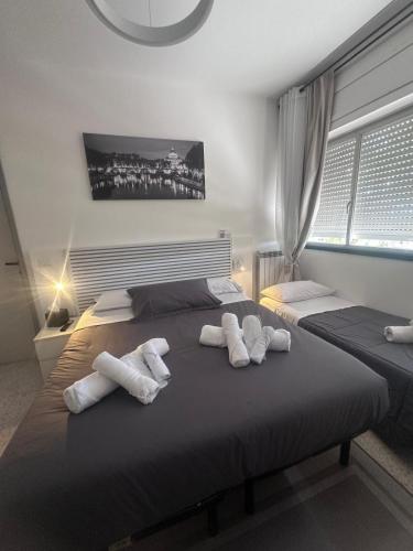 two towels on a bed in a bedroom at Urban Rifugio - Camera privata con bagno vicino EUR in Rome