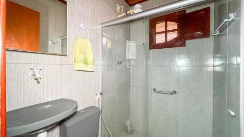 a bathroom with a shower and a toilet and a sink at Casa Gravatá Próximo ao Centro in Gravatá