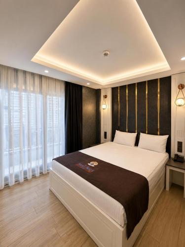a bedroom with a large bed in a room at Ber Mai İnci Hotel Antalya in Antalya
