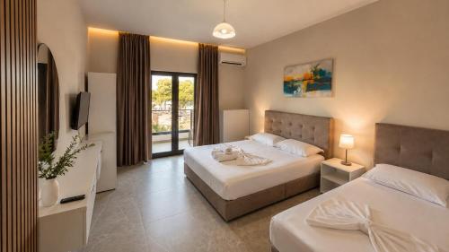 a hotel room with two beds and a television at Molla Hotel Restorant in Shëngjin