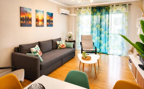 a living room with a couch and a table at El Refugio de Yetana Centro ciudad con parking in Cartagena
