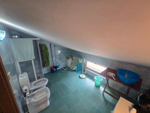 an overhead view of a bathroom with two toilets and a sink at A Casa di Nonna in Riposto