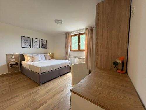 a small bedroom with a bed and a window at Studio Apartman Nika in Višnjan