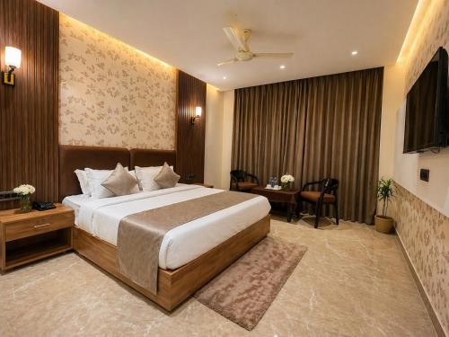 a bedroom with a large bed in a room at Hotel Sunshine in Surajpur Jikkla