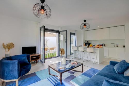 Apt 2 Bedroom - Terrace Near Saint-Tropez - Happy Rentals