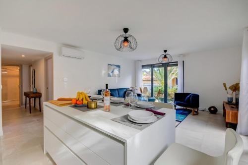 Apt 2 Bedroom - Terrace Near Saint-Tropez - Happy Rentals