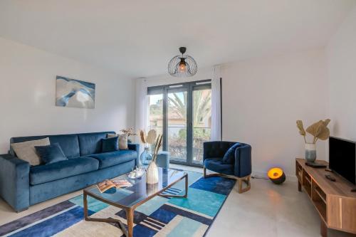 Apt 2 Bedroom - Terrace Near Saint-Tropez - Happy Rentals