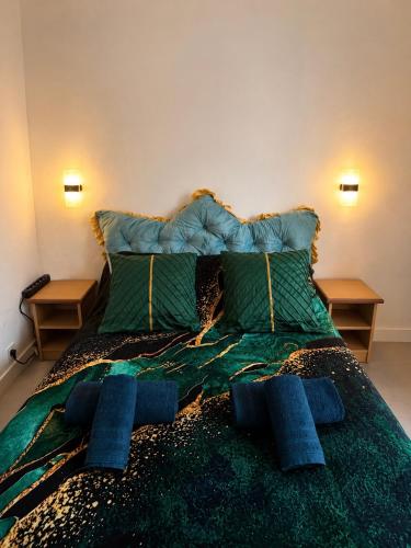 uma cama com dois travesseiros azuis em cima dela em Level 4 em Antibes