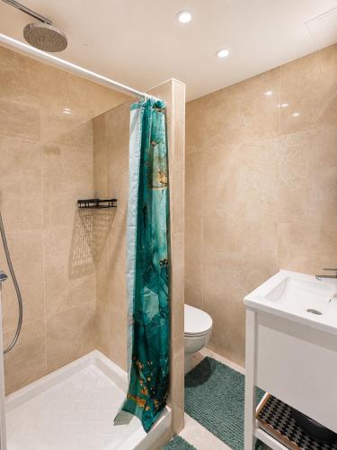 um banheiro com chuveiro e vaso sanitário em Level 4 em Antibes