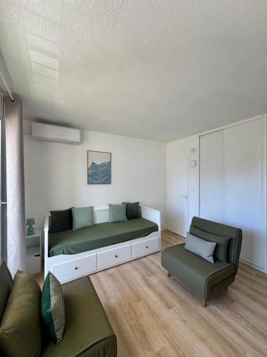 Studio climatisé avec terrasse PLAGE PORT & CENTRE à PIED Accès autonome