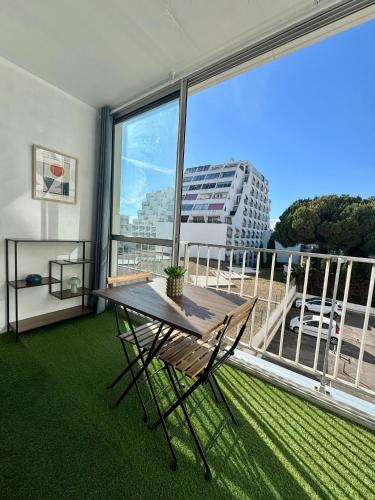 Studio climatisé avec terrasse PLAGE PORT & CENTRE à PIED Accès autonome