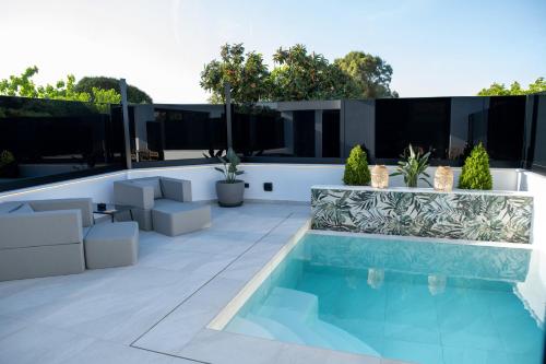 Black Diamond Airport Luxury Pool Suites