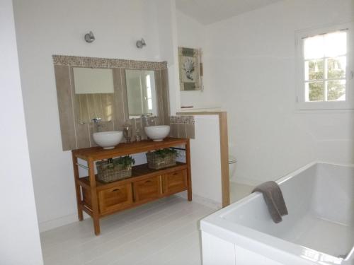 a bathroom with two sinks and a mirror at Villa Pigouille in Sainte-Marie-de-Ré