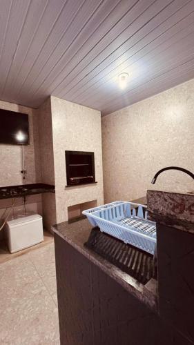 a room with a bed on a counter with a tv at POUSADA DONATELLA Modernidade e conforto para noites tranquilas in Paranaguá