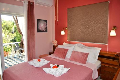 ein Schlafzimmer mit einem Bett, auf dem zwei Schüsseln stehen in der Unterkunft Amalia's Maisonette in Marathos