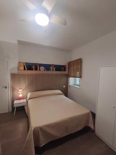 a bedroom with a bed and a ceiling fan at Cortijo El Pajaroto in Matanegra