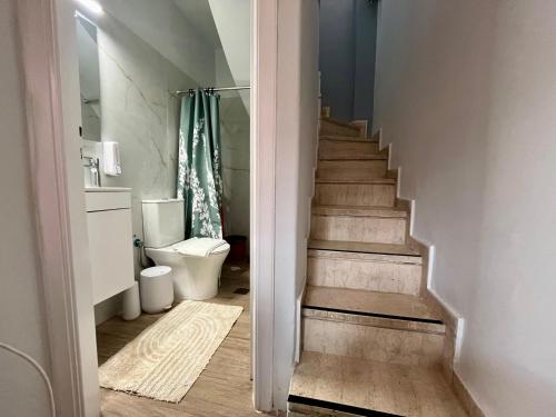 Golden Lora - MDY Urban Stay