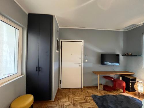 Golden Lora - MDY Urban Stay