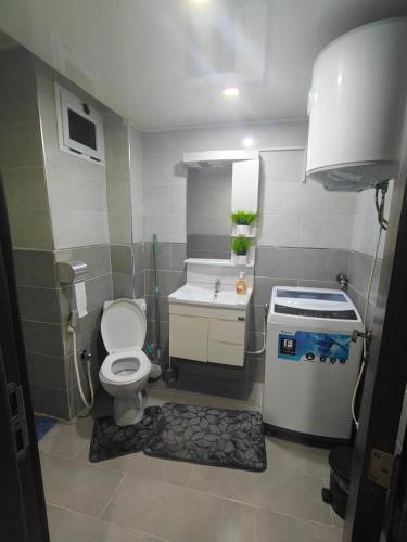 a small bathroom with a toilet and a sink at Résidence nid d'abeille Béjaïa in Bejaïa