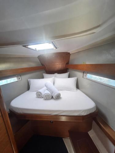 a small bed in the back of a boat at Voilier Bermuda By Villa AGADA in Gourbeyre