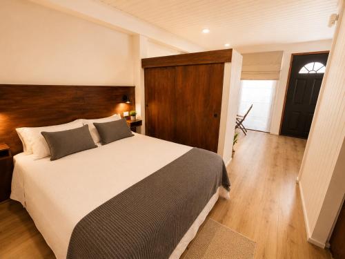 a bedroom with a large bed with a wooden headboard at Loft y Parking Centro de Melipilla in Melipilla