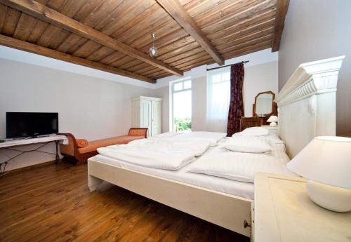 Postel nebo postele na pokoji v ubytování Koczor Winery & Guesthouse