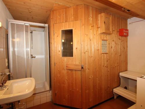 a bathroom with a shower and a sink at Bergheimat L in Huben
