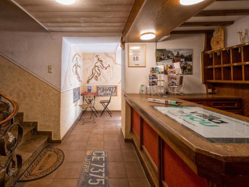a kitchen with a counter top in a room at Bergheimat S in Huben