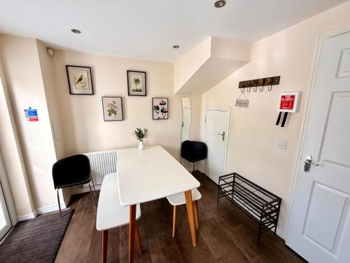Foto Luxury Townhouse Near Edinburgh Airport - UltraFast WiFi - 4BR Sleeps 7 4