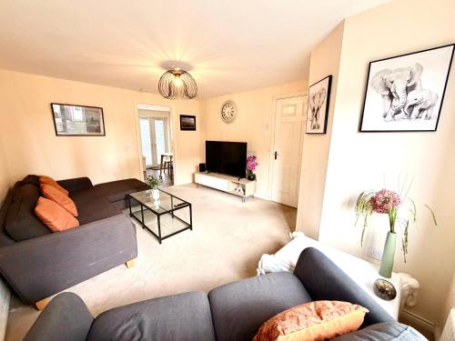 Foto Luxury Townhouse Near Edinburgh Airport - UltraFast WiFi - 4BR Sleeps 7 1