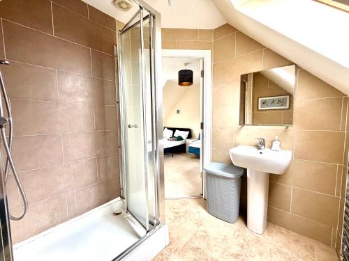Foto Luxury Townhouse Near Edinburgh Airport - UltraFast WiFi - 4BR Sleeps 7 3