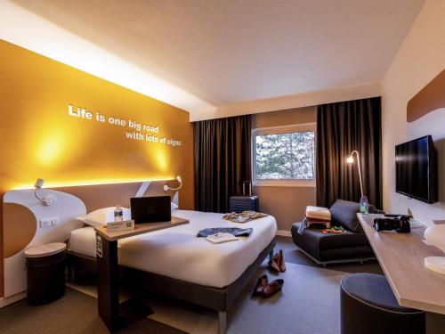 a hotel room with a bed and a desk at ibis Styles Beauvais in Beauvais