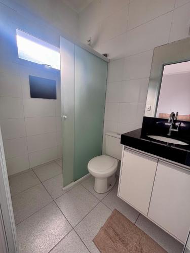 a bathroom with a toilet and a sink at Spazio Italian Lofts in Paulínia