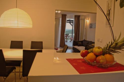 - un bol de fruits sur une table dans le salon dans l'établissement Apartman Gizdavac, à Gizdavac