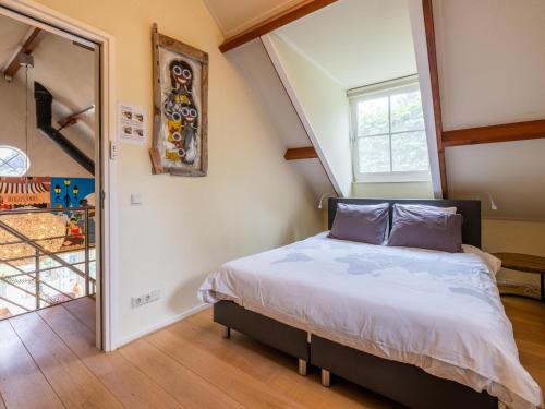 a bedroom with a bed in the corner of a room at Wellnesshuisje Kalheupink in Oldenzaal