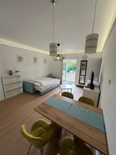 a room with a bed and a table and chairs at Vendégház Alsóörs in Alsóörs