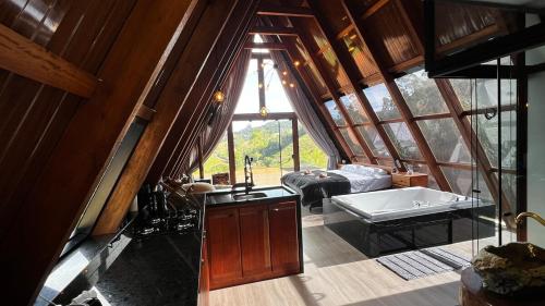 ein großes Zimmer mit Badewanne in einem Baumhaus in der Unterkunft Cabanas do vale in Itaquá