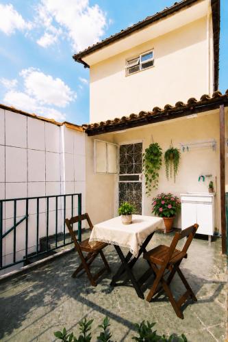 a patio with a table and chairs on a balcony at Casa Completa No Centro Para Famílias e Grupos Até 9 Hospedes Com Garagem in Ouro Preto