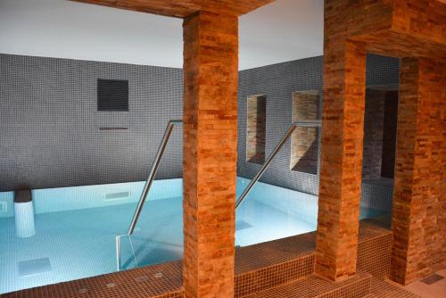 una grande piscina con scale in un edificio di Village Vacances Les Ramayes a Prapoutel