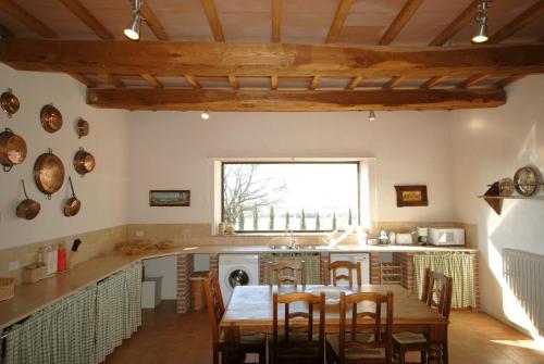 a kitchen with a dining room table and a sink at Agriturismo I Gergoni in Monteleone dʼOrvieto