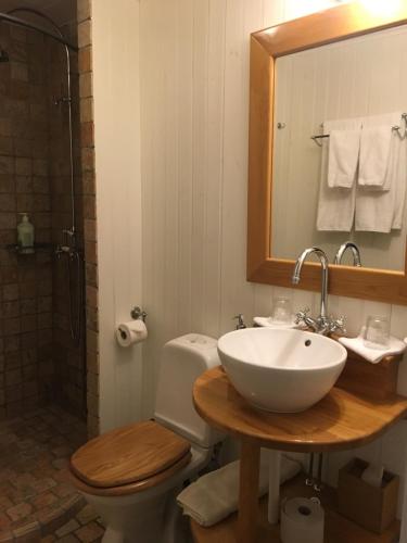 Ett badrum på Pensionat Frillesberg