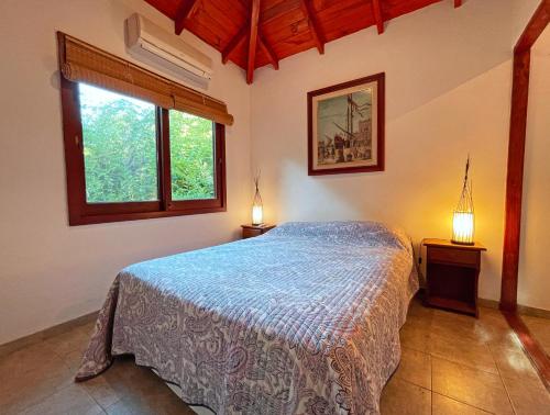 a bedroom with a bed and two lamps in it at Victoria Cabañas in Tigre