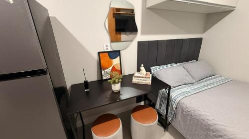 a small bedroom with a bed and a desk at LOFT 02 · Loft127-02 Compacto, equipado, ótima localização in Itajaí