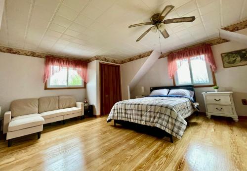 a bedroom with a bed and a ceiling fan at Xuan Pine House in Altoona