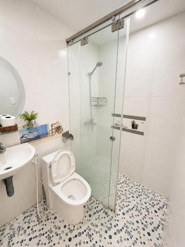 a bathroom with a shower and a toilet and a sink at Khách sạn Phương Danh in Phú Tài (1)