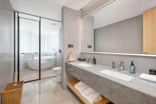 a bathroom with two sinks and a large mirror at 上海天平宾馆 in Shanghai